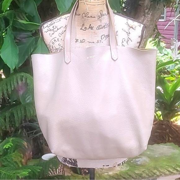 Cuyana taupe peppbled leather large tote. Gently worn condition - Picture 1 of 11